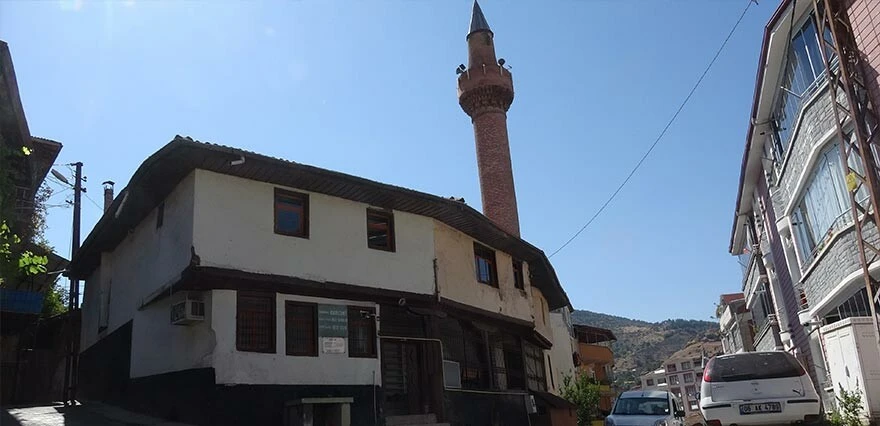 Türkiye'de eşi benzeri olmayan cami! Tam 5 asırdır ayakta... Öyle bir yere yapılmış ki gören şaşırıyor