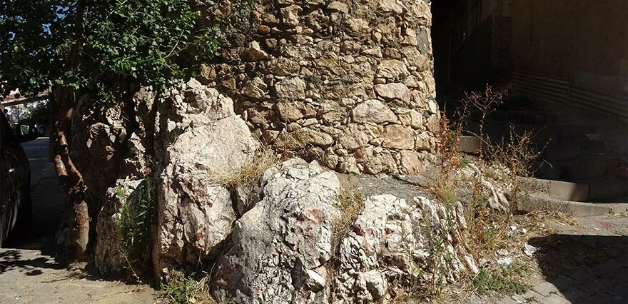 Türkiye'de eşi benzeri olmayan cami! Tam 5 asırdır ayakta... Öyle bir yere yapılmış ki gören şaşırıyor