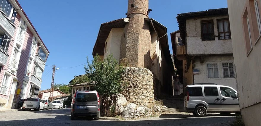 Türkiye'de eşi benzeri olmayan cami! Tam 5 asırdır ayakta... Öyle bir yere yapılmış ki gören şaşırıyor