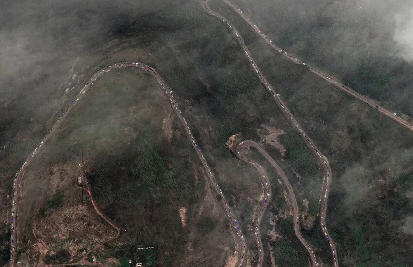 Karabağ'dan kaçan kaçana! Ermenistan'a araç kuyrukları uydudan görüntülendi