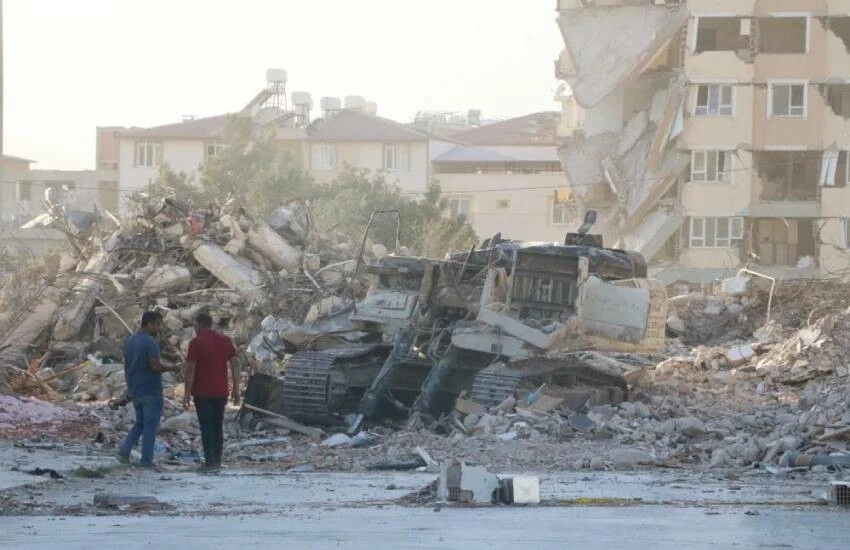 8 katlı bina üzerine yıkılmıştı! Operatöre mezar olan iş makinesi enkazdan çıkarıldı! Demir yığını...