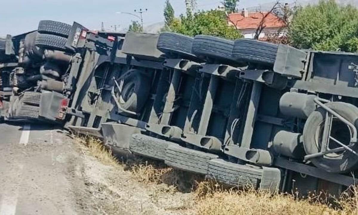 Kontrolden çıkan tır şarampole devrildi! Sürücü ölümden kıl payı kurtuldu