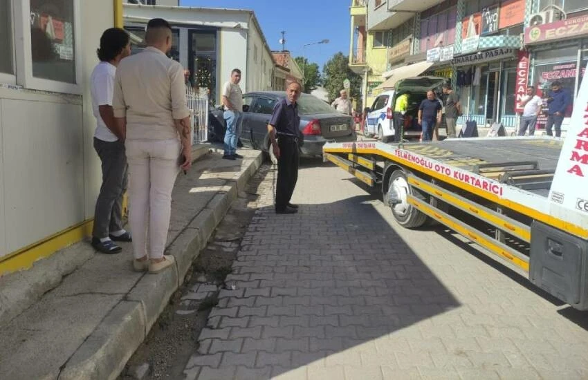 Direksiyon hakimiyetini kaybeden sürücü cami avlusuna daldı!