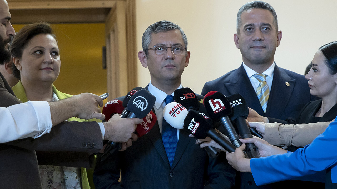 Kurultay gölgesindeki CHP&#039;de hareketlilik yaşanıyor! Özel&#039;den &#039;sağa kaydık düzelteceğiz&#039; vaadi