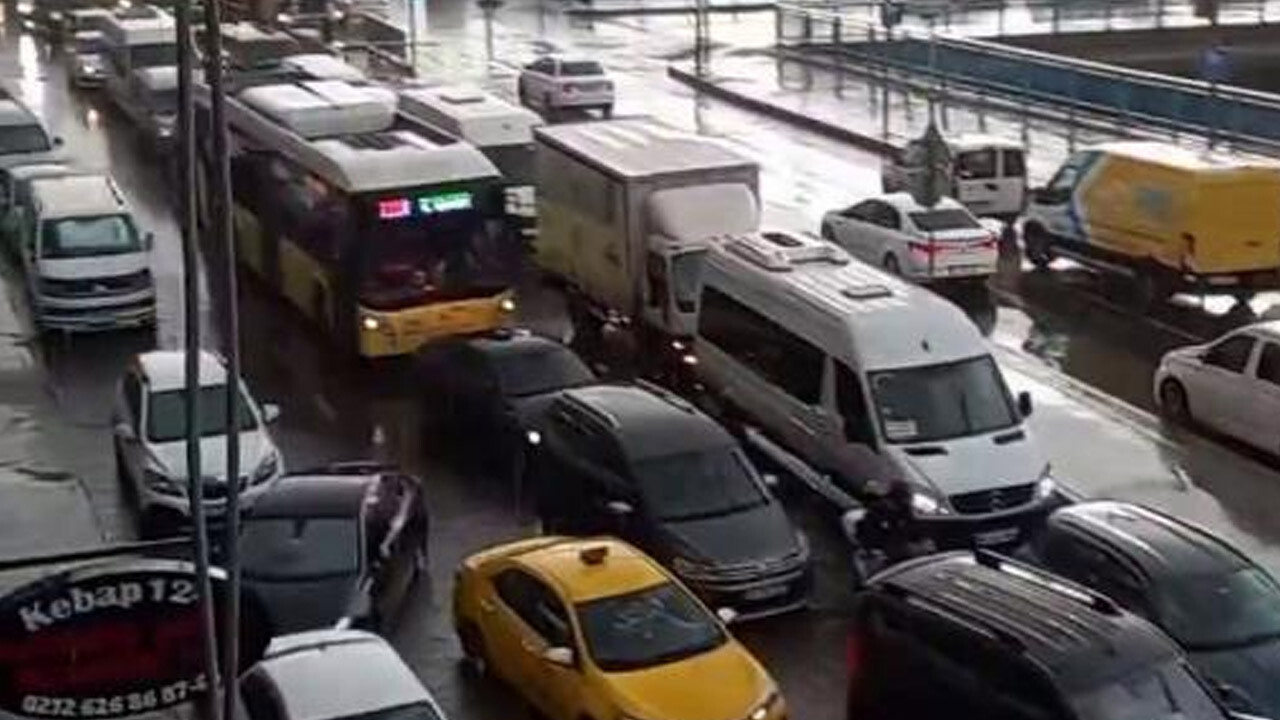 Etkili sağanak İstanbul trafiğini felç etti!  