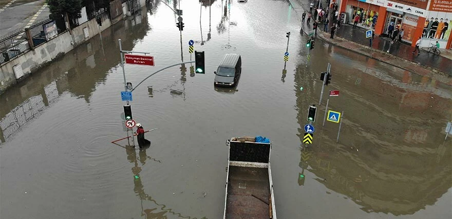 İstanbul'da sel alarmı! AFAD ve Valilikten peş peşe uyarı: Sabaha kadar sürecek