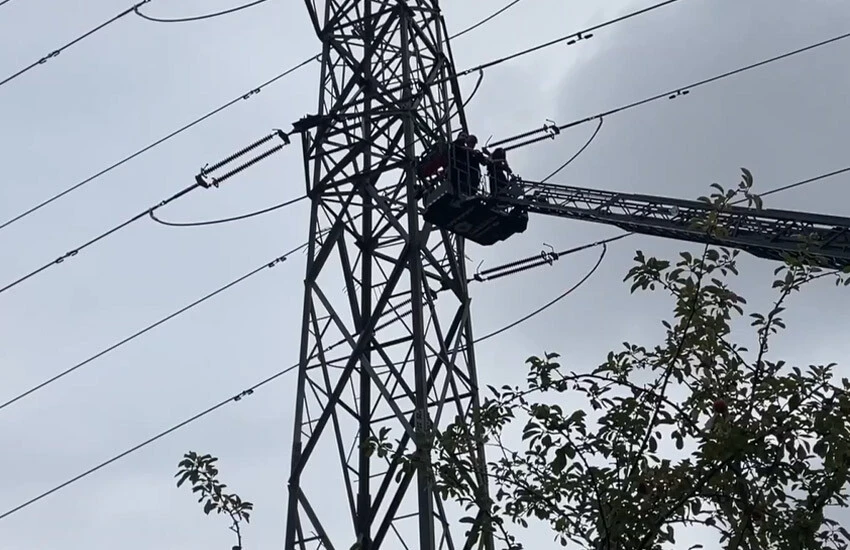 Samsun'da genç kız yürekleri ağza getirdi: Erkek arkadaşına kızınca 40 metrelik direğe tırmandı