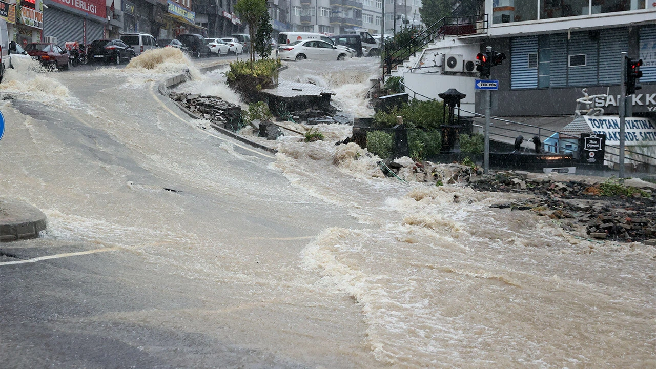Sonbahar tam anlamıyla geldi! Sıcaklıklar düşüyor, Meteoroloji 30 ili uyardı: Sel, yıldırım, rüzgar...