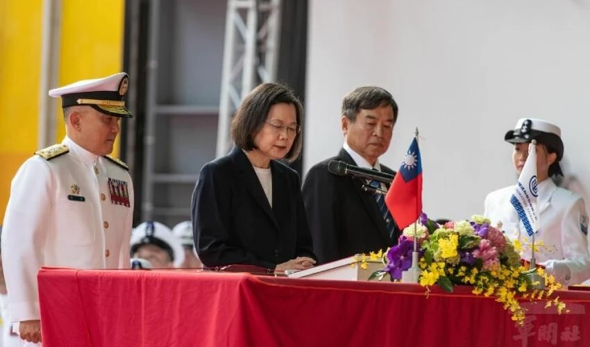 Tayvan, Çin'e gözdağı vermek istiyor: Yerli denizaltı suya indirildi