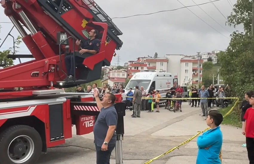 Samsun'da genç kız yürekleri ağza getirdi: Erkek arkadaşına kızınca 40 metrelik direğe tırmandı