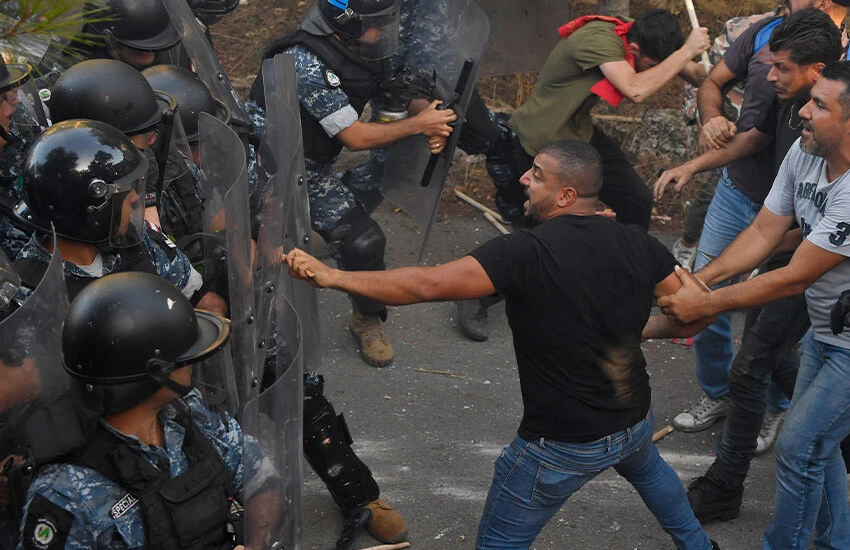 Beyrut'ta çirkin provokasyon! Ermeni grup, Azerbaycan'ın büyükelçiliğini kuşattı
