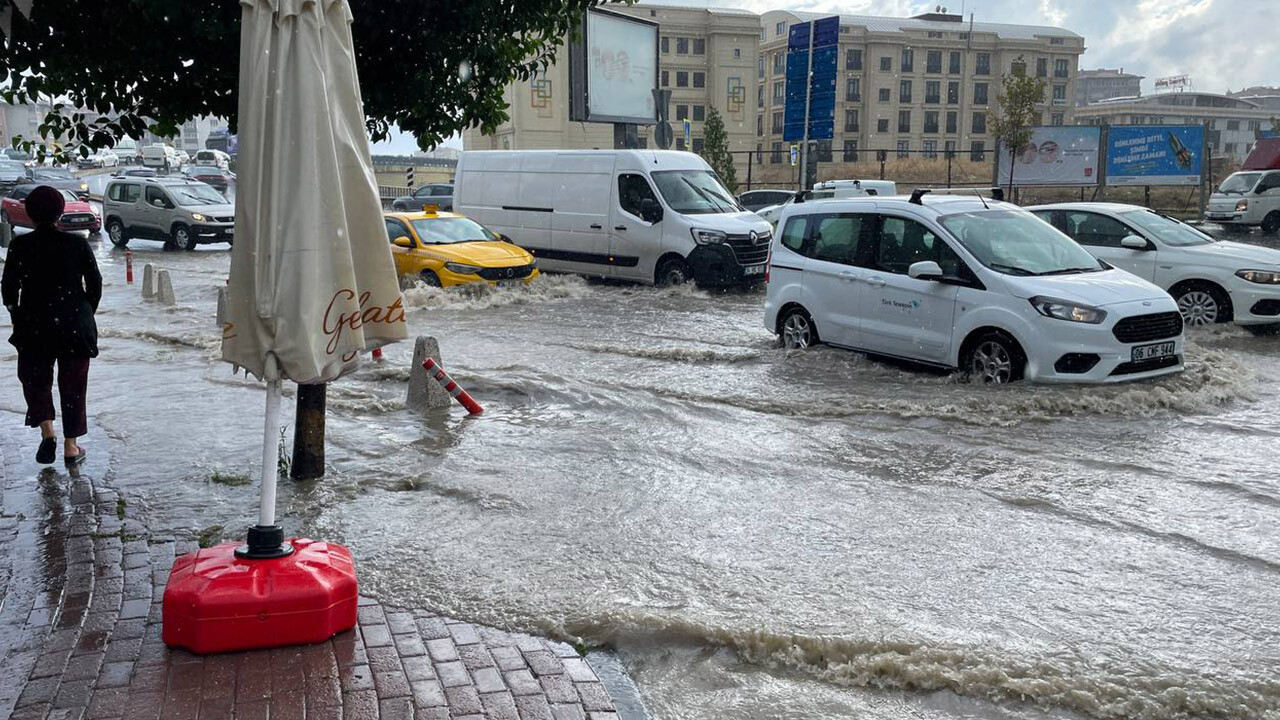 AKOM&#039;dan İstanbullulara hafta sonu uyarısı! Saat vererek &#039;Kuvvetli geliyor&#039; dedi