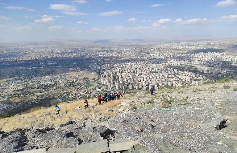 Kayseri'nin Talas ilçesinde yamaç paraşütü rüzgarın etkisiyle düştü: 2 yaralı