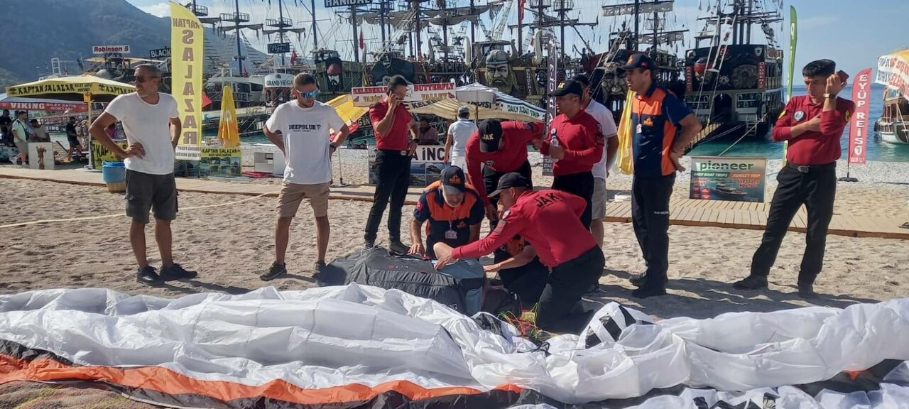 Muğla&#039;da korkutan kaza.. İngiliz paraşütçü yere çakıldı