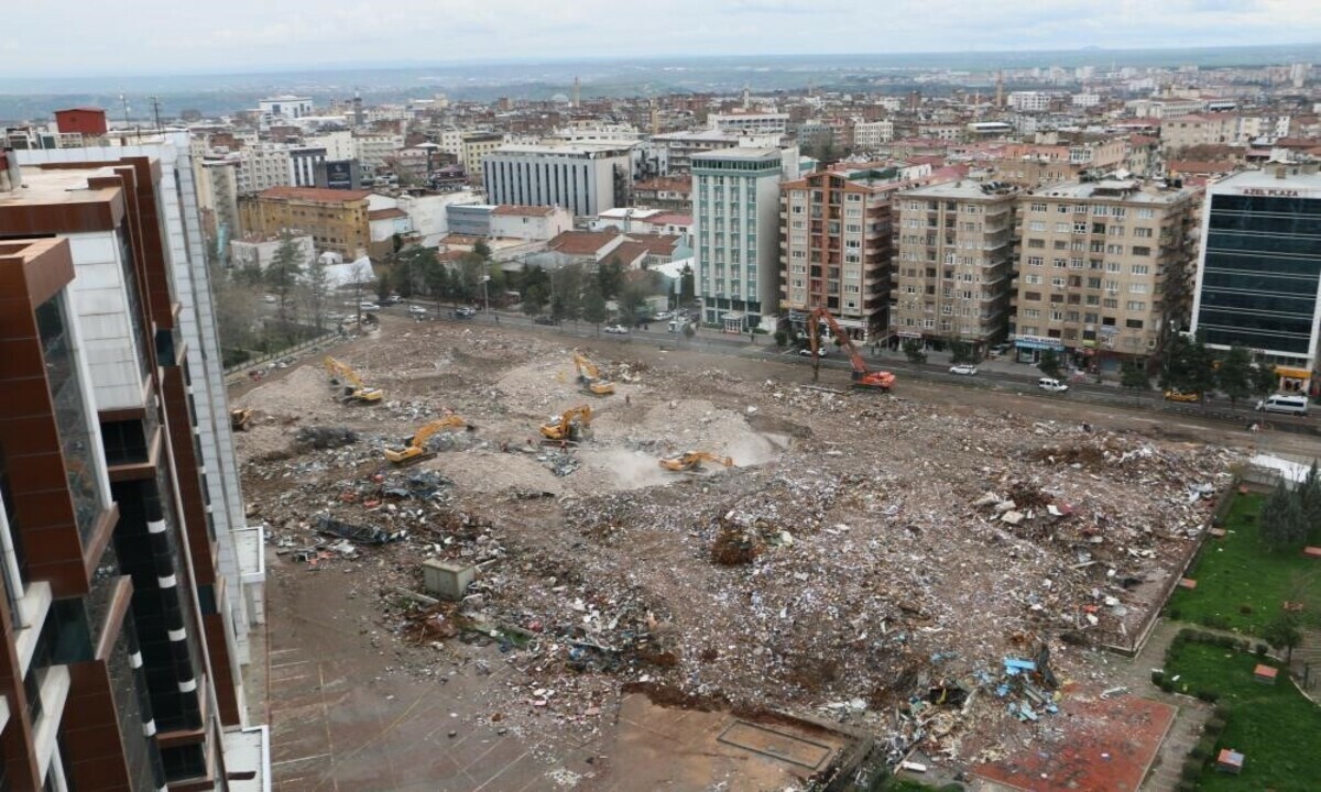 Depremde 89 kişiye mezar olmuştu: O cadde araç trafiğine açılıyor