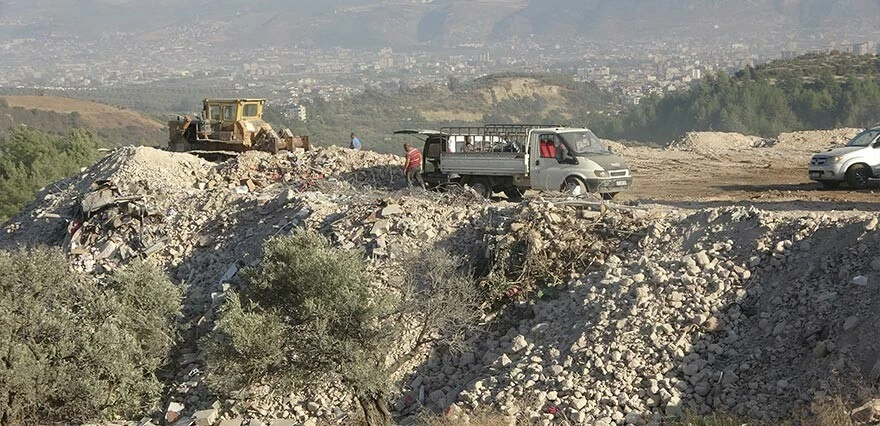 Enkaz haline gelen şehirden geriye moloz dağları kaldı! Depremzedelere gelir kapısı çıktı