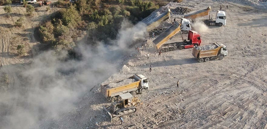 Enkaz haline gelen şehirden geriye moloz dağları kaldı! Depremzedelere gelir kapısı çıktı