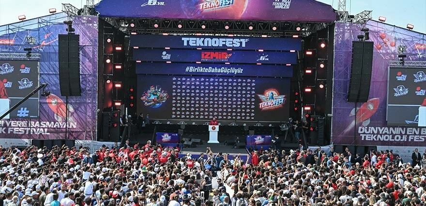 Son dakika! Cumhurbaşkanı Erdoğan İzmir'den CHP'ye seslendi, TEKNOFEST'e davet etti: Koltuk kavgasına bir gün ara verin