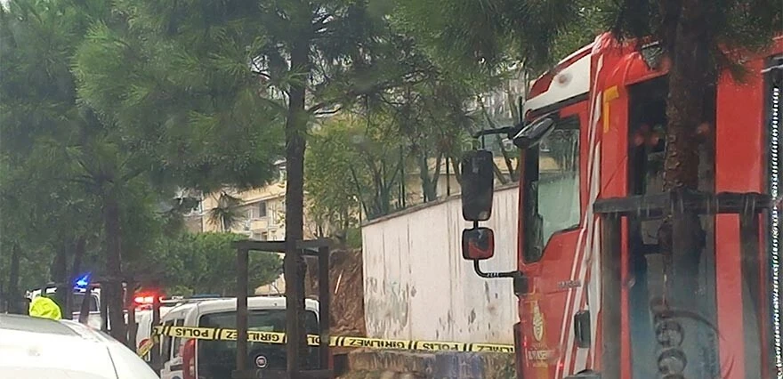 Pendik'te istinat duvarı servis aracının üzerine çöktü! 6 kişi kurtarıldı