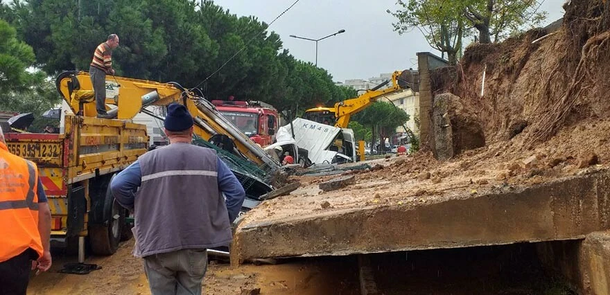 Pendik'te istinat duvarı servis aracının üzerine çöktü! 6 kişi kurtarıldı