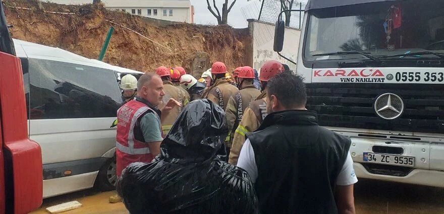 Pendik'te istinat duvarı servis aracının üzerine çöktü! 6 kişi kurtarıldı