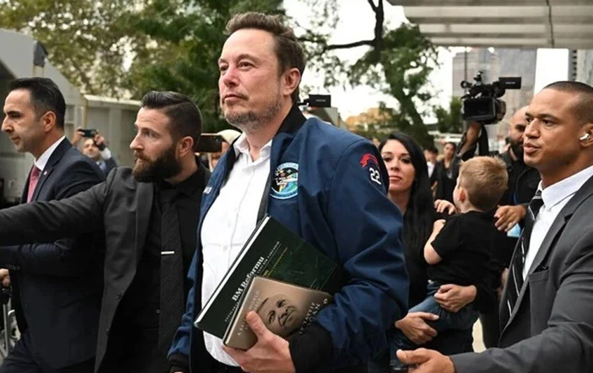 Elon Musk’a Cumhurbaşkanı Erdoğan’ın kitabı olan ‘Daha Adil Bir Dünya Mümkün’ de hediye edildi.