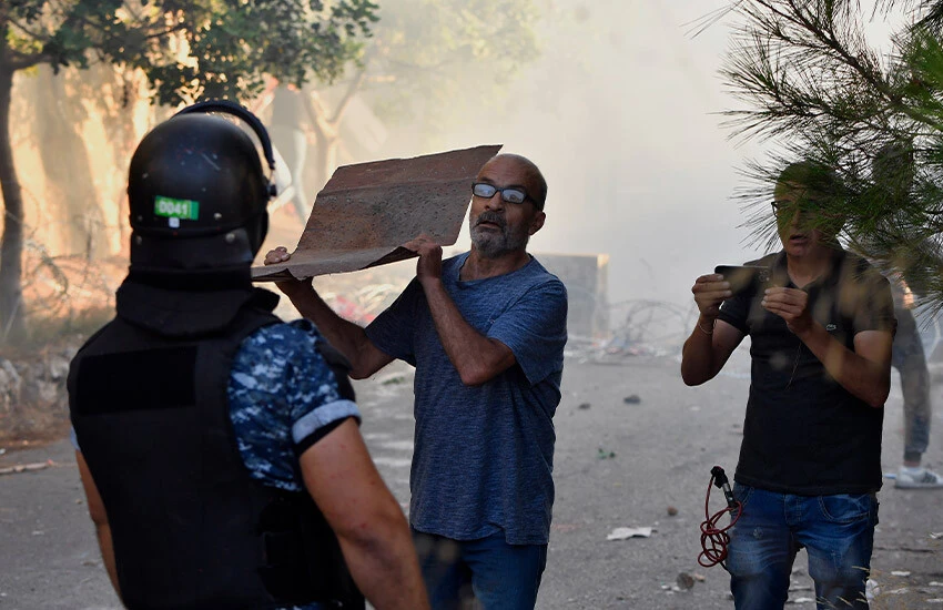 Beyrut'ta çirkin provokasyon! Ermeni grup, Azerbaycan'ın büyükelçiliğini kuşattı