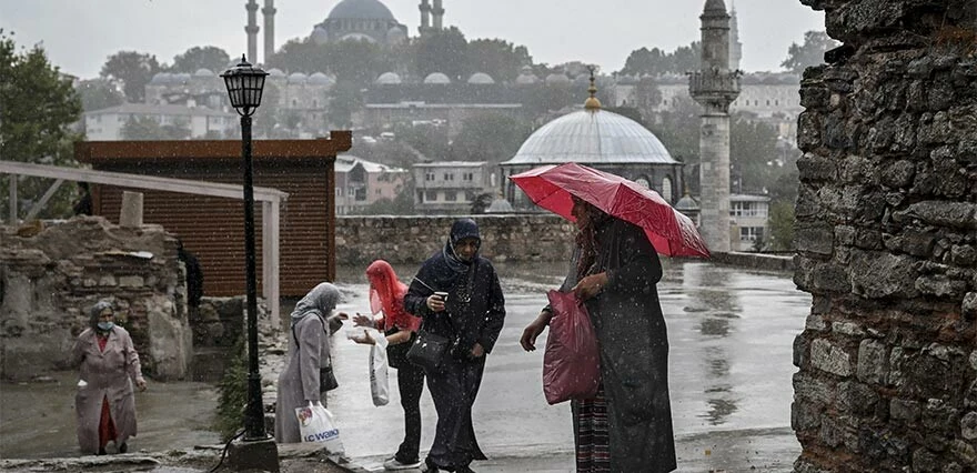 AKOM'dan İstanbullulara hafta sonu uyarısı! Saat vererek 'Kuvvetli geliyor' dedi