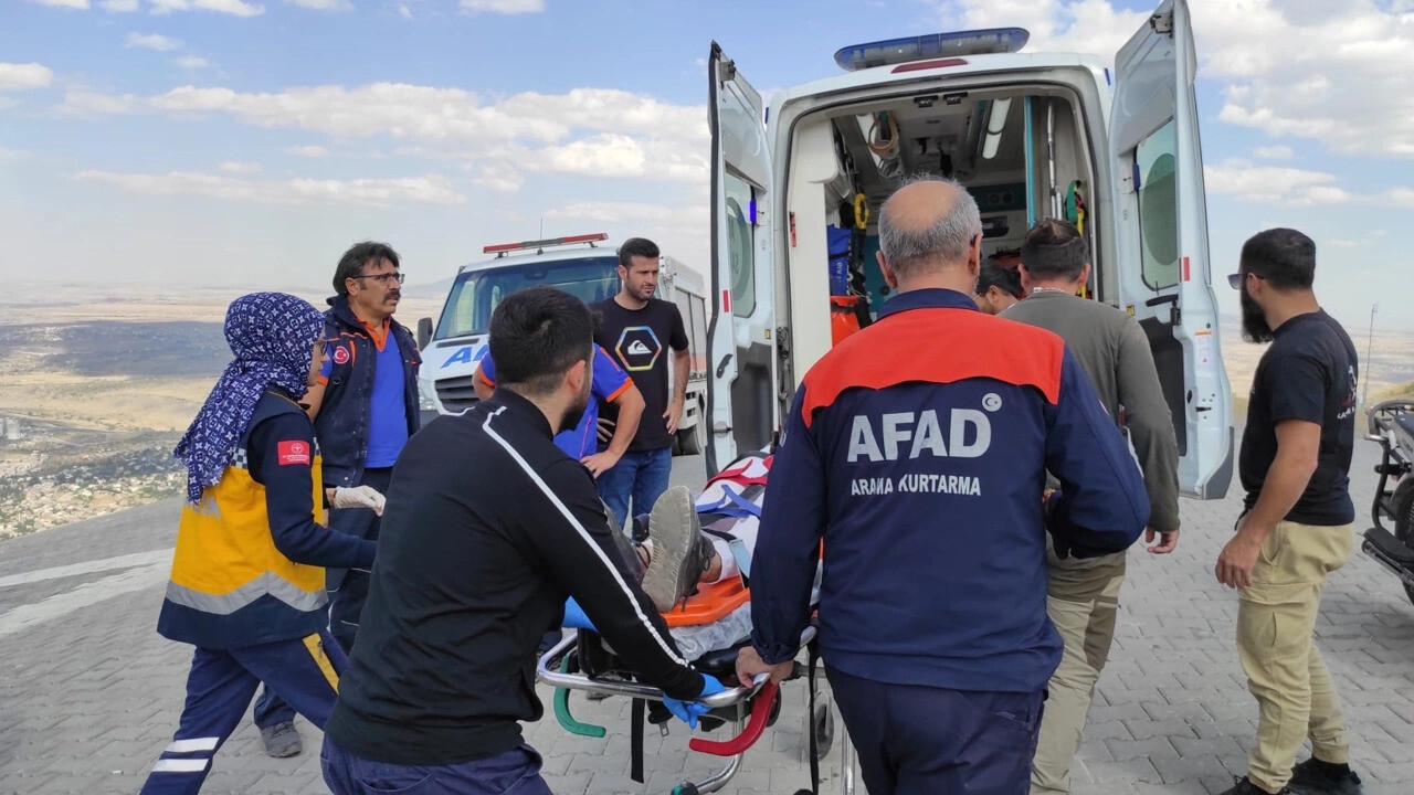 Kayseri&#039;nin Talas ilçesinde yamaç paraşütü rüzgarın etkisiyle düştü: 2 yaralı