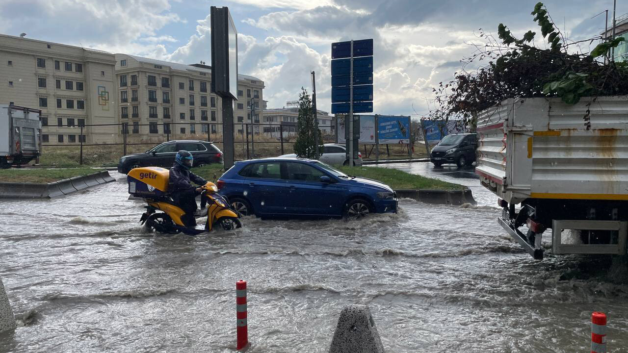 İstanbullular dikkat! Çok şiddetli geliyor... AKOM saat vererek &#039;dışarı çıkmayın&#039; diye uyardı! 