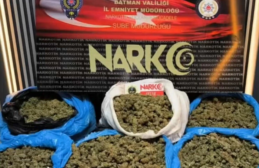 Batman İl Emniyet Müdürlüğünce yapılan operasyonda; 27 kilo skunk ele geçirildi.