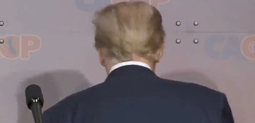 Trump yönünü şaşıran ABD Başkanı Biden'ın taklidini yaptı! Salon kahkahaya boğuldu