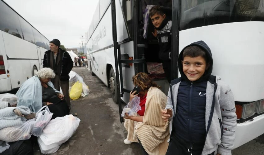Dağlık Karabağ'dan Ermenistan'a geçiş devam ediyor: 100 bini aştı