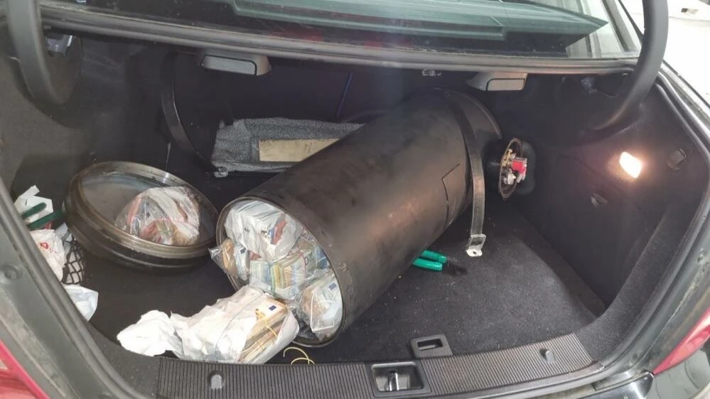 Gümrük memurları fark etti: Oto gaz silindir tüpünde 522 bin euro