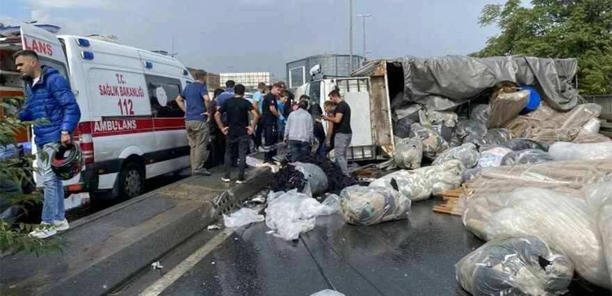 İstanbul'da E5'te kamyonet devrildi! Yol trafiğe kapatıldı: 2 yaralı