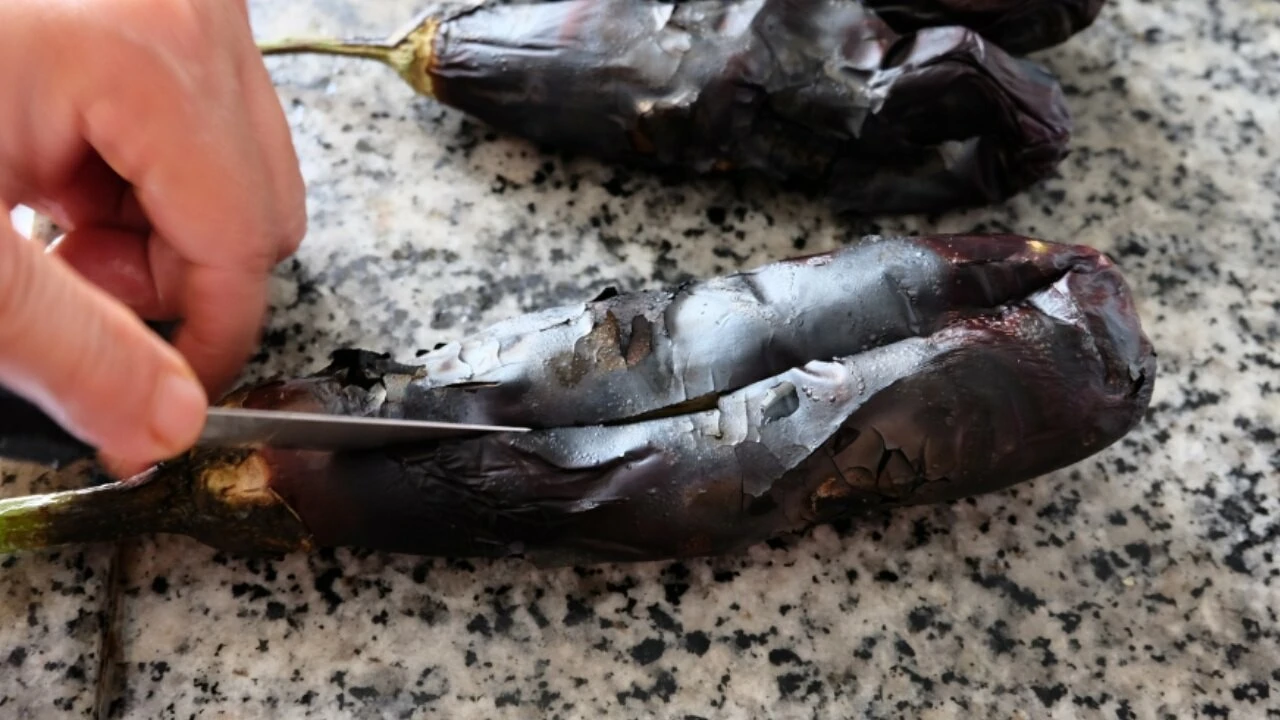 Közlenmiş patlıcanın sert olmamasını sağlıyor! Patlıcan bunu yaptığınızda yumuşak oluyor ve suyunu salmıyor