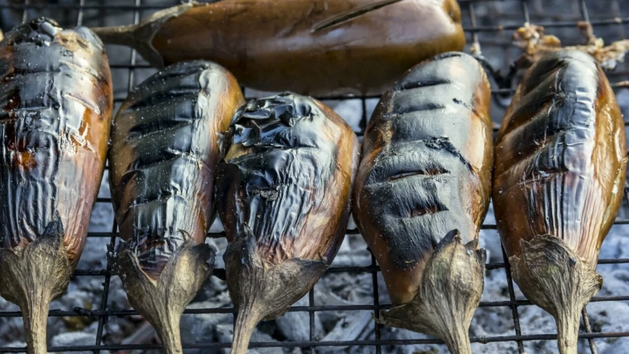 Közlenmiş patlıcanın sert olmamasını sağlıyor! Patlıcan bunu yaptığınızda yumuşak oluyor ve suyunu salmıyor