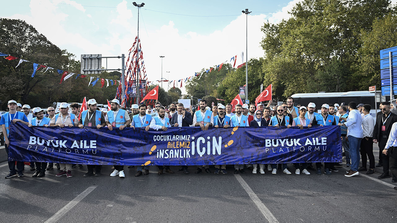 Tüm partilere çağrı! 150 bin ıslak imzalı dilekçe TBMM&#039;ye sunuldu: LGBT örgütleri kapatılsın