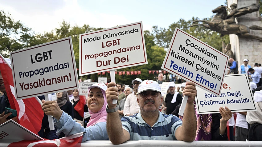 Tüm partilere çağrı! 150 bin ıslak imzalı dilekçe TBMM'ye sunuldu: LGBT örgütleri kapatılsın