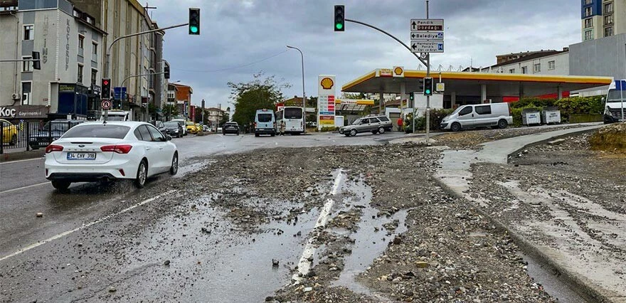 İstanbullular dikkat! Çok şiddetli geliyor... AKOM saat vererek 'dışarı çıkmayın' diye uyardı!