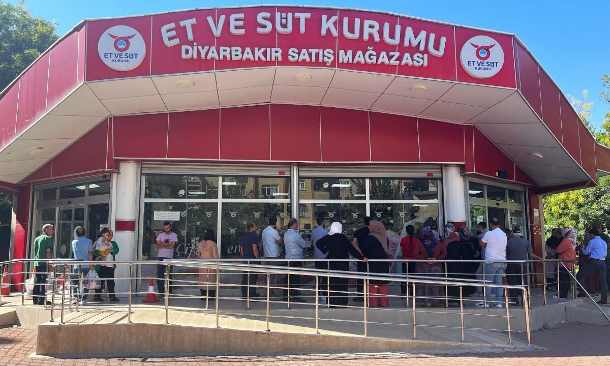 Et ve Süt Kurumu mağazalarının önünde ucuz et nöbeti! Metrelerce kuyruk oluştu