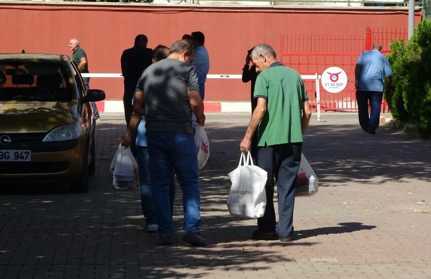 Et ve Süt Kurumu mağazalarının önünde ucuz et nöbeti! Metrelerce kuyruk oluştu