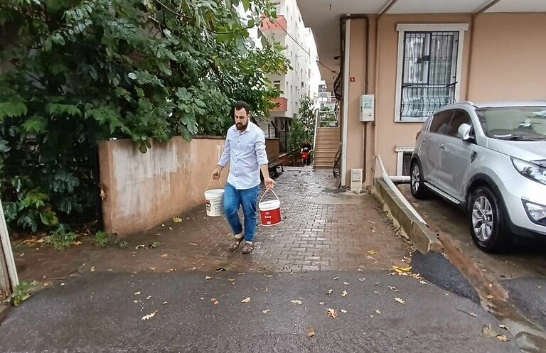 Yoğun yağış sonrası rögar taştı: 4 evi su bastı