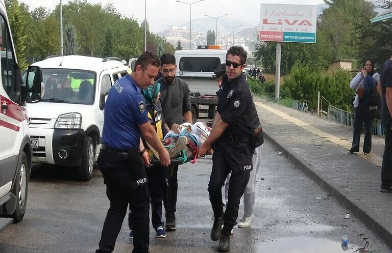 Otomobil cami bahçesine uçtu: 11 yaralı!