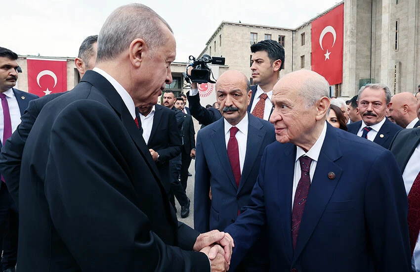 Cumhurbaşkanı Erdoğan, TBMM Genel Kurulunda düzenlenen törene katılan MHP lideri Devlet Bahçeli ile selamlaştı.