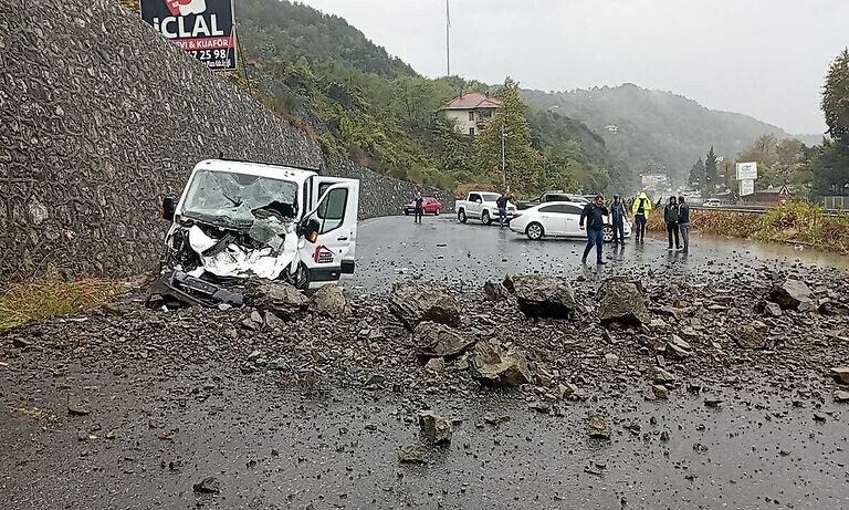 Faciaya ramak kala! Yamaçtan düşen kayalar kamyoneti ezdi