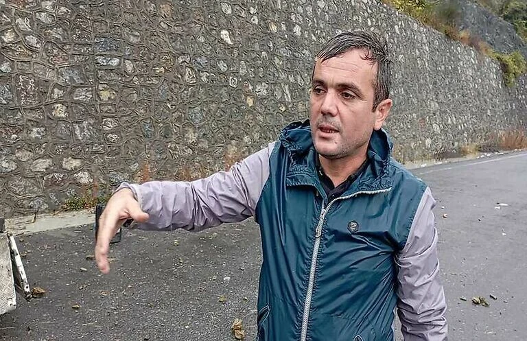 Faciaya ramak kala! Yamaçtan düşen kayalar kamyoneti ezdi