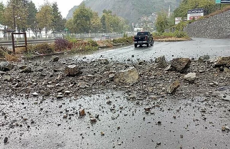 Faciaya ramak kala! Yamaçtan düşen kayalar kamyoneti ezdi