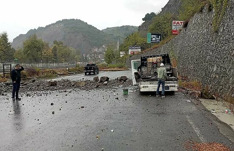 Faciaya ramak kala! Yamaçtan düşen kayalar kamyoneti ezdi