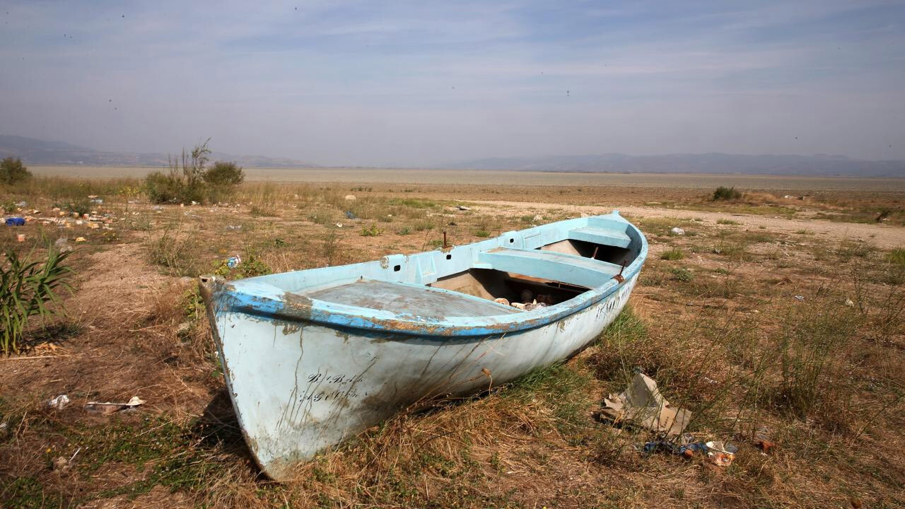 Marmara Gölü kurudu! Geriye tabelalar ve hurdaya dönmüş tekneler kaldı